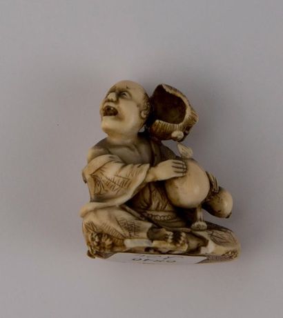 null JAPAN. Two ivory netsuké with two characters on it. Early 20th century. H: 4.5...