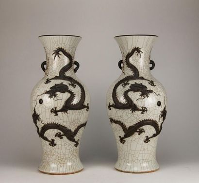 null CHINA, First half of the 20th century. Pair of baluster-shaped Nanjing porcelain...