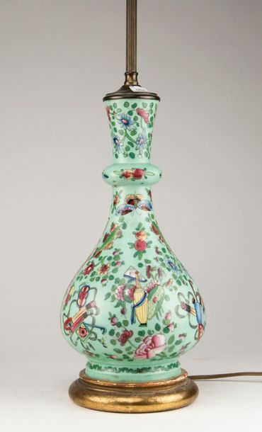 null CHINA, Canton. Polychrome porcelain vase decorated with palace scenes in reserves....