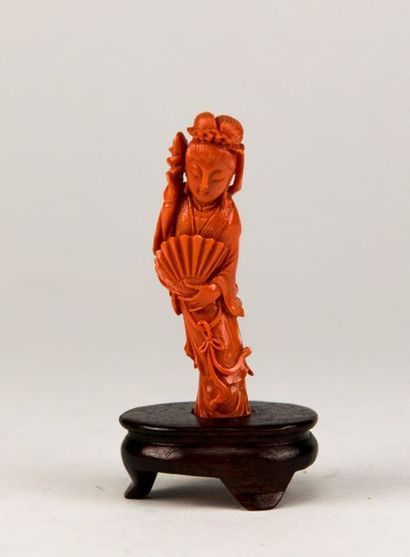 null CHINA. Carved coral guanine. 20th century. H: 9.5 cm.