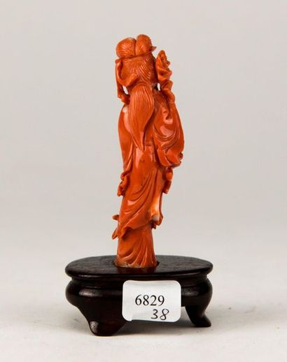 null CHINA. Carved coral guanine. 20th century. H: 9.5 cm.
