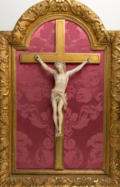 null Christ in ivory. 18th century. H: 20 cm. (Some accidents in the left hand)