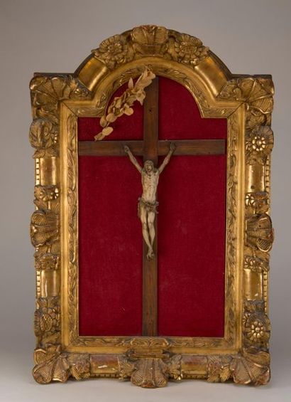 null Christ en croix en ivoire. XVIIIème siècle. Grand cadre à fronton en bois doré...