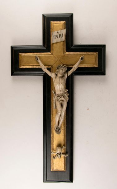 null Christ en croix en ivoire. XVIIIème siècle. Christ H : 22 cm. Croix H : 50 ...