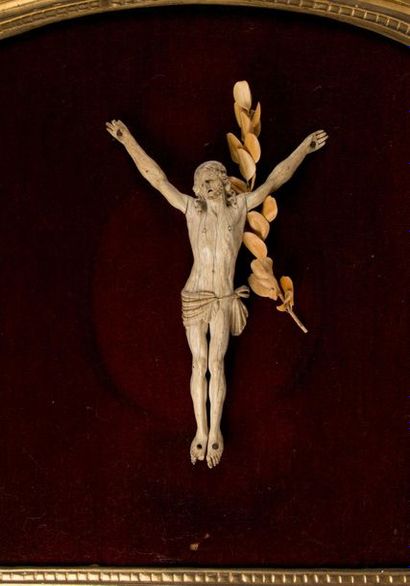 null Christ en croix en ivoire. XVIIIème siècle. H : 25 cm. Cadre à fronton en bois...
