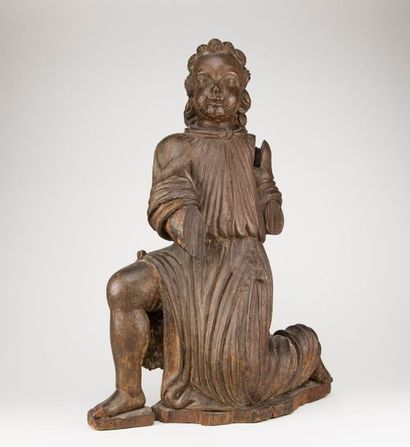 null Ange agenouillé en bois sculpté, XVIIIème siècle. H : 55 cm. (Manques)