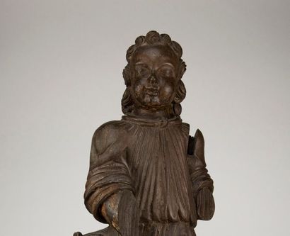 null Ange agenouillé en bois sculpté, XVIIIème siècle. H : 55 cm. (Manques)