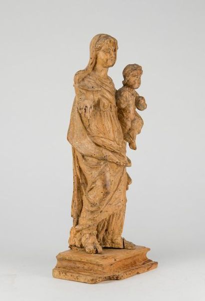 null Vierge à l'enfant en bois sculpté, XVIIIème siècle. H : 38 cm. (Manques)