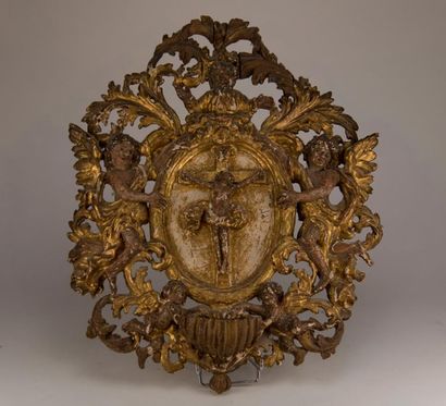 null Bénitier en bois sculpté doré et polychromé. Christ en croix. XVIIIème siècle....