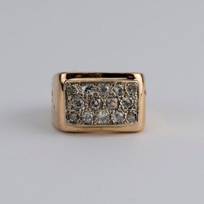 null 1940 yellow gold (18K) ring and 14 antique cut diamonds. TDD: 55. Gross weight:...