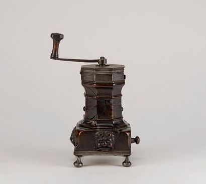 null Moulin à café en bois et fer forgé, XVIIème siècle. La base ornée de trois têtes...