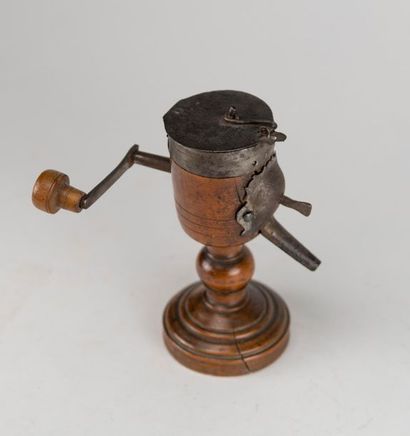  Coffee grinder (?) in turned boxwood and wrought iron. Early 18th century. H: 18...