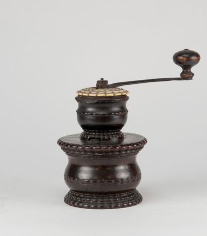 null Moulin à café en bois, ivoire et fer forgé. XVIIème siècle. H : 21,5 cm. (Quelques...
