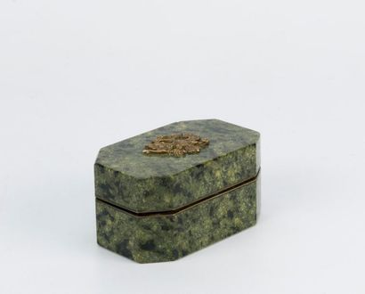 null Boîte à pilules à pans coupés en néphrite verte à décor en bronze sur le couvercle...