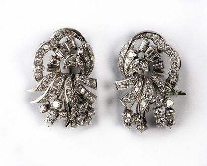 null Brooch convertible into two bodice clips entirely paved with diamonds. Foreign...