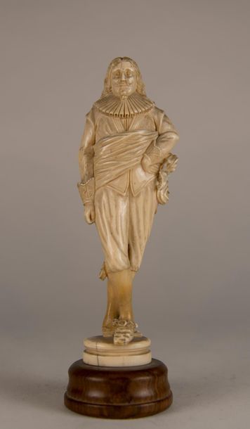 null Musketeer in carved ivory. Dieppois work. 19th century. H: 18 cm.