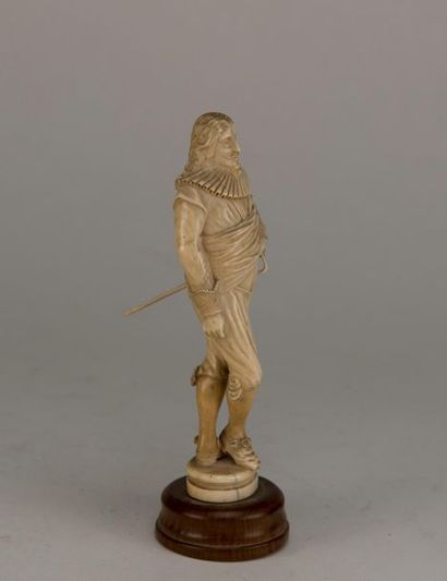 null Musketeer in carved ivory. Dieppois work. 19th century. H: 18 cm.