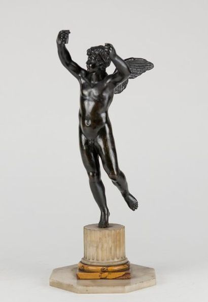 null Winged genius in patinated bronze, column and base in white and yellow marble....
