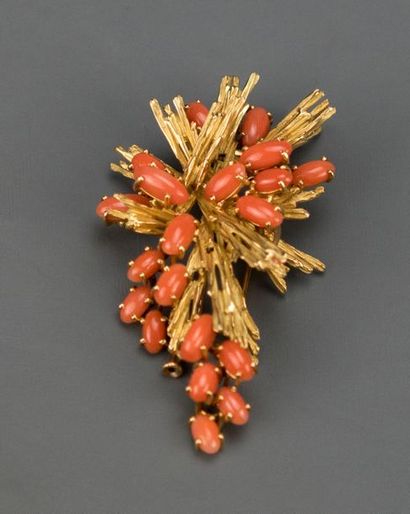 null Broche en or jaune (18K) poinçon tête de lièvre, de forme rayonnante ornée de...