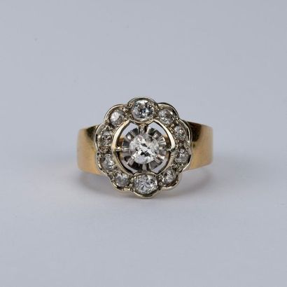 null Ring from the 1940s with a central daisy decoration composed of 11 old-cut diamonds...