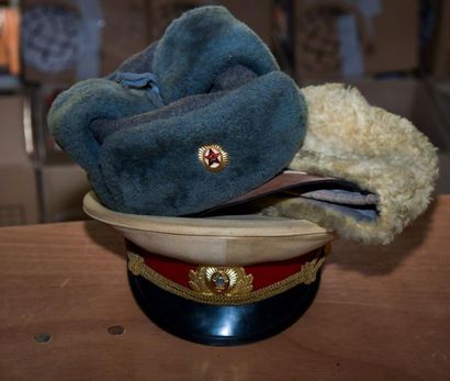 null Trois casquettes ou chapeaux de l'Armée Rouge.