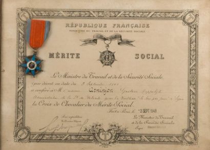 null Deux médailles République Française avec certificat, encadrées : La Croix de...