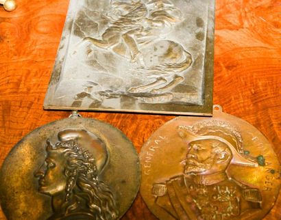 null Trois plaques décoratives : Napoléon Ier à cheval (20x24 cm), Marianne (Diam...