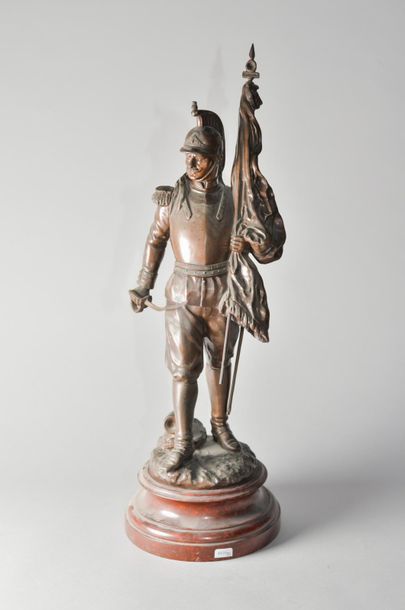 null OMER ? Cuirassier. Sujet en régule, signé sur la terrasse. Socle en bois. H...