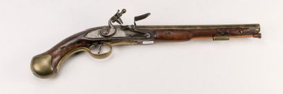 null Pistolet d’arçon à silex, vers 1760-1780. 
E.M. 
L : 46,5 cm. 
(Accidents au...