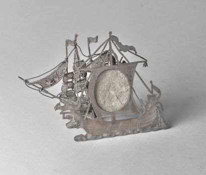 null Lot cadre porte-photo en métal en forme de navire (H : 13,5, L : 13 cm) et caravelle...