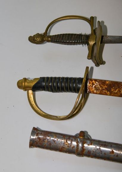 null Epée d'uniforme du début du XIXe siècle. SF et un sabre de fabrication moderne.
Expert...