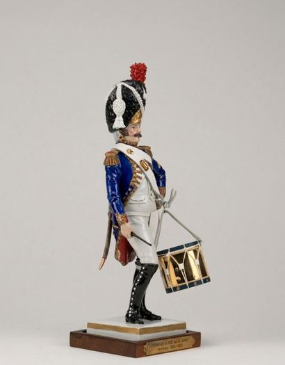 null Adrien Van Gerdinge (1921 - 2006). Figurine en porcelaine de l'armée Napoléonienne....
