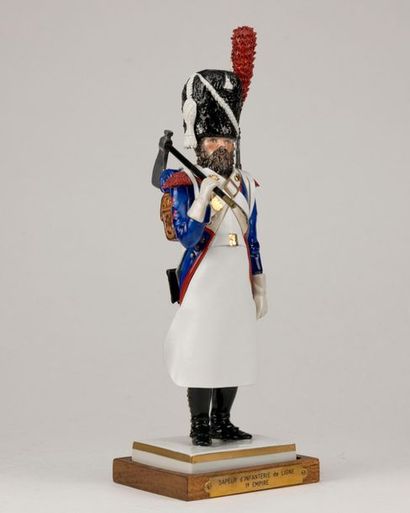 null Adrien Van Gerdinge (1921 - 2006). Figurine en porcelaine de l'armée Napoléonienne....