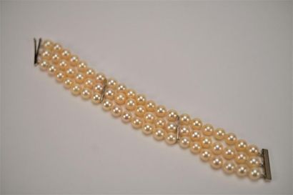 null Bracelet manchette composé de trois rangs en perles de culture blanches type...