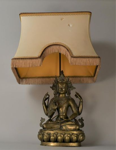 null Bouddha en bronze assise sur un socle lotus (amovible) , monté en lampe. Travail...