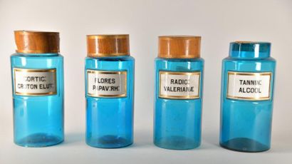 null Lot de quatre pots à pharmacie en verre bleu, cartouches émaillés et dorés,...