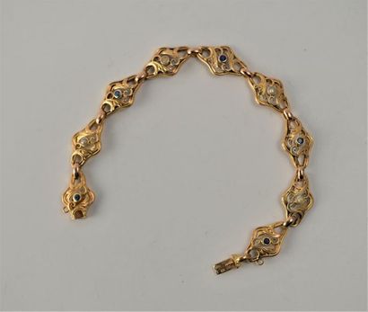 null Bracelet ancien XIXème, composé de maillons à décors floraux agrémenté de 4...