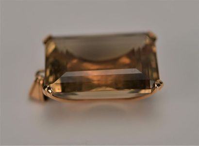 null Pendentif orné d'une citrine rectangulaire, monture en or jaune 18K. Poids brut...