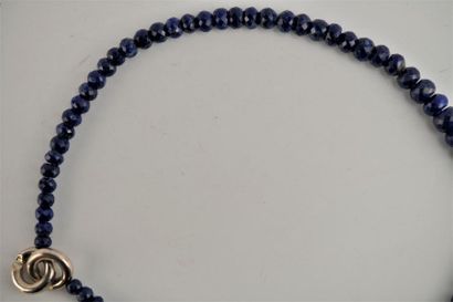 null Collier en chute composé de perles facettées de Lapis Lazuli (diamètre de 6,5...