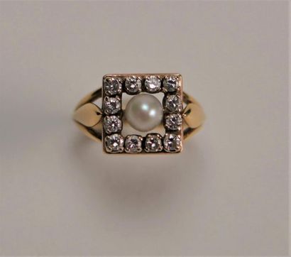 null Bague en or jaune 18K (750 millièmes), ornée d'une perle de culture dans un...