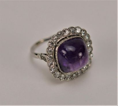 null Bague des années 1930, composée d'un cabochon d'améthyste dans un entourage...