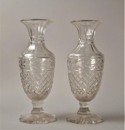 null Paire de grand vases en cristal taillé, époque XIXème siècle. H : 37,5; L :...