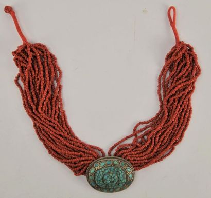 null Collier à rang de perles de corail et médaillon en argent incrusté de turquoise....