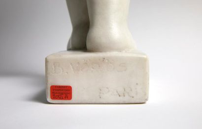  Bela VÖRÖS (1899-1983) 	« Femme aux bras levés », 1926. Sculpture en marbre blanc....