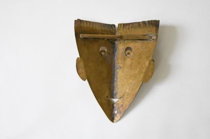null Franz HAGENAUER (1906-1986)
« Masque ». Sculpture en laiton poli, découpé et...