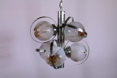 null MAZZEGA. Lustre à six lumières en métal chromé et globes en verre opalescent...