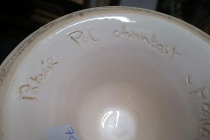 null Pol CHAMBOST (1906-1983).
Vase Médicis en faïence à glacure crème, signé en...