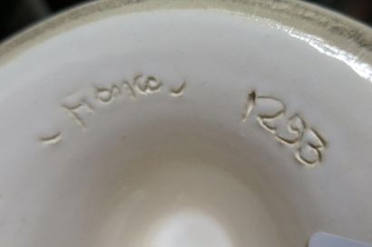 null Pol CHAMBOST (1906-1983).
Vase Médicis en faïence à glacure crème, signé en...