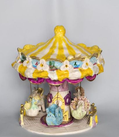 null Manège carrousel avec 7 animaux et nacelles en céramique vernissée, signée G...