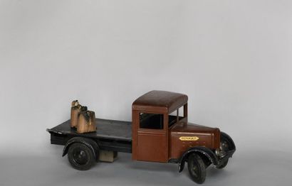 null CIJ 1/10ème Réf 6/15 – 1935
Camion plateau RENAULT 5T de type charbonnier, avec...
